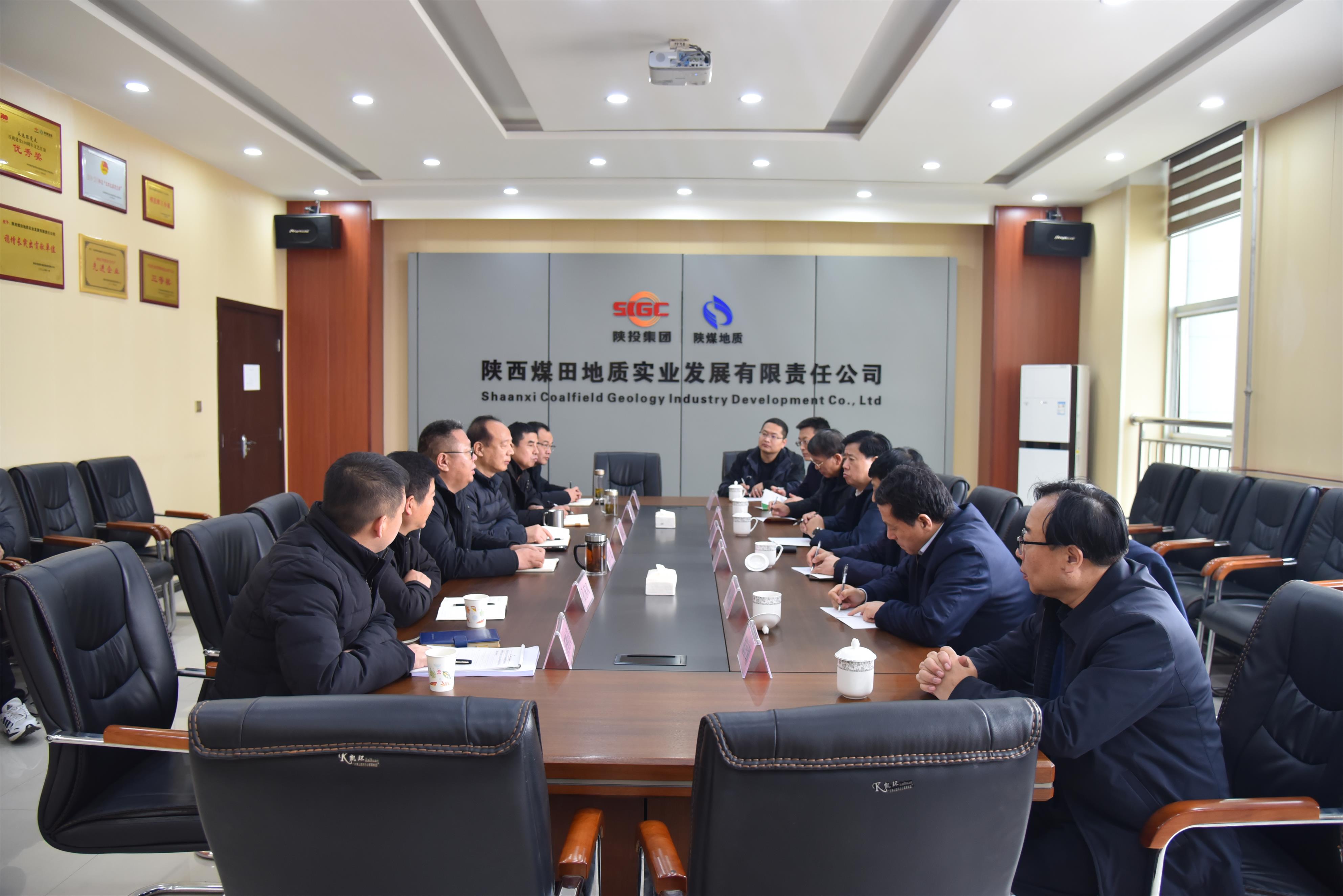 12月28日，謝輝在實業(yè)公司調(diào)研。聽取實業(yè)公司藥包生產(chǎn)裝置升級擴能技改項目的專題匯報。（攝影：林園）.JPG